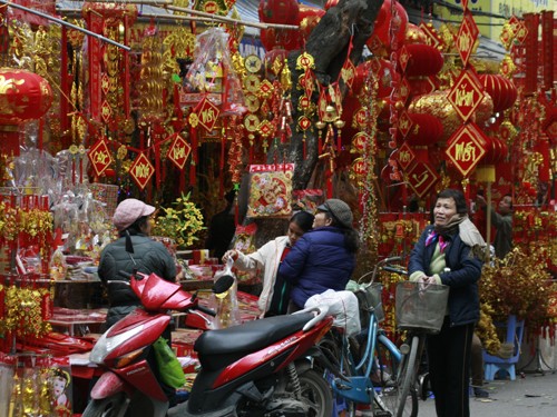 Phố Hàng Mã những ngày như dịp Tết ông Công ông Táo lúc nào cũng nhộn nhịp người qua lại mua sắm hàng mã.